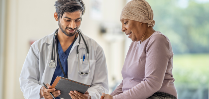 Un médico habla con un paciente con cáncer.